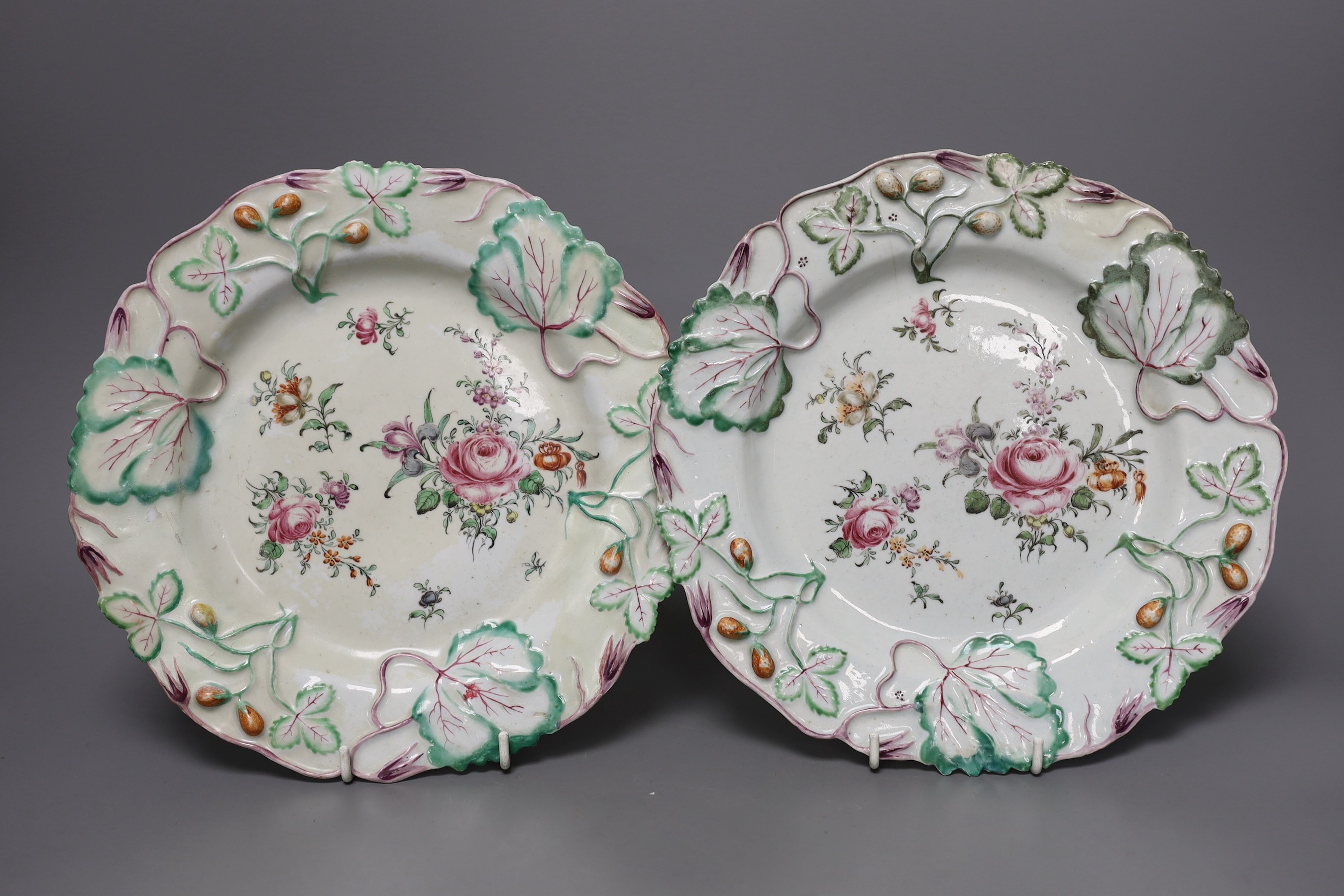 A Sampson lidded tureen and a pair of Chelsea dishes, dish diameter 23cm